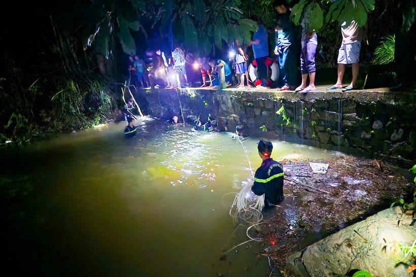 Vào 21h20 tối 24/10, lực lượng cứu hộ địa phương đã tìm thấy bé T.. (Ảnh: Tuổi trẻ)