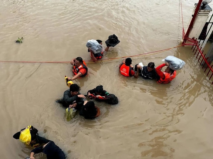 Cơn bão Trà Mi đổ bộ vào Philippines gây ngập lụt nhiều nơi. Ảnh: Reuters.