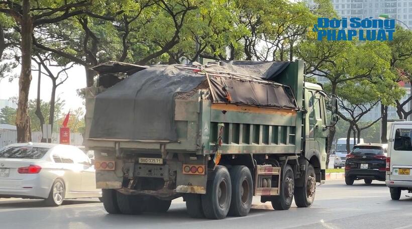 Bằng mắt thường có thể dễ dàng nhận thấy các xe tải này có dấu hiệu chở hàng quá khổ, quá tải