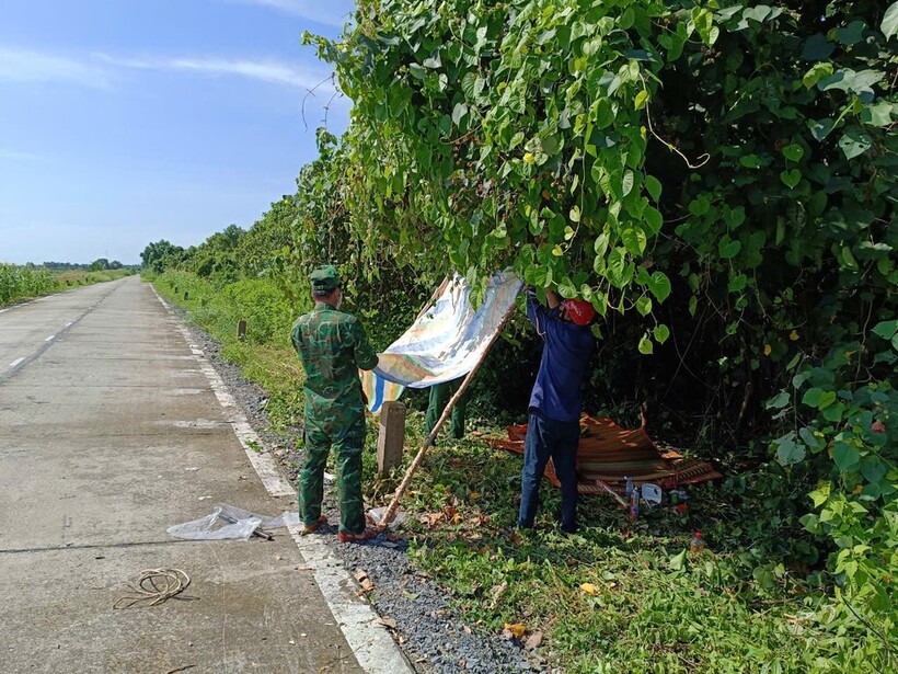 Ngành chức năng vớt thi thể ông B. lên bờ. (Ảnh: Tiền phong)