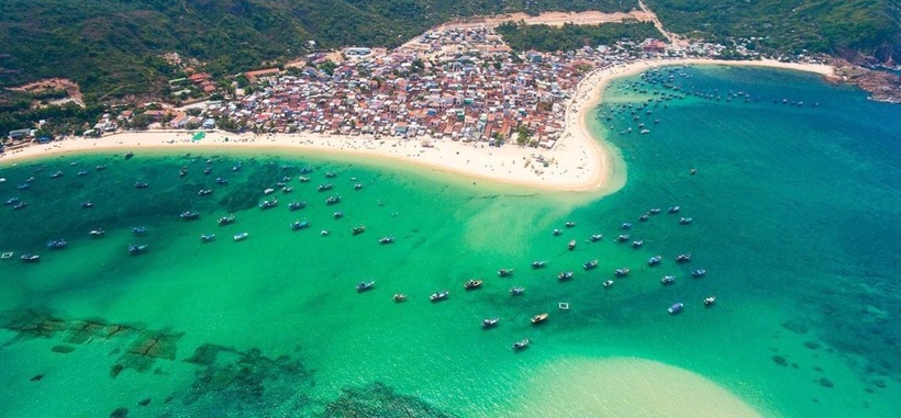 Bãi biển Quy Nhơn là một trong những bãi biển nổi tiếng và dễ dàng tiếp cận nhất. Ảnh minh họa