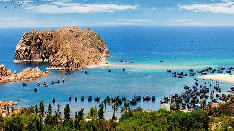 Hòn Khô nổi tiếng với con đường đá độc đáo nối liền đảo với đất liền khi thủy triều xuống, tạo nên một khung cảnh kỳ thú. Ảnh minh họa