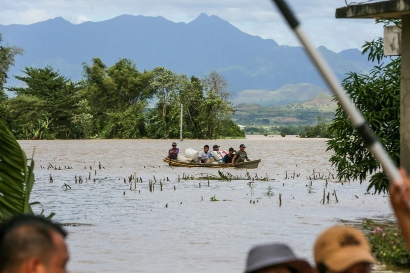 Người dân tỉnh Isabela (phía đông đảo Luzon) chịu ảnh hưởng do bão Trà Mi dùng thuyền chở hàng cứu trợ. Ảnh: ABS-CBN/PLO