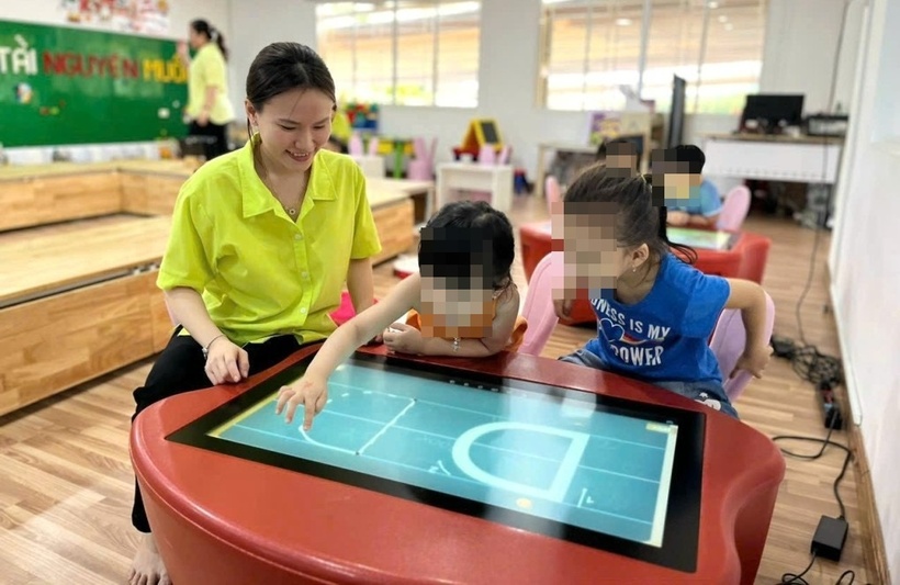 Giáo viên trường Mầm non Vàng Anh, TP.HCM. Ảnh: VnExpress