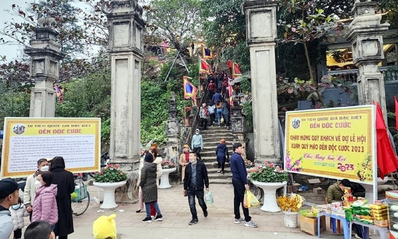Đền Độc Cước là điểm đến tâm linh nổi tiếng, thu hút đông đảo du khách đến tham quan, chiêm bái. Ảnh minh họa