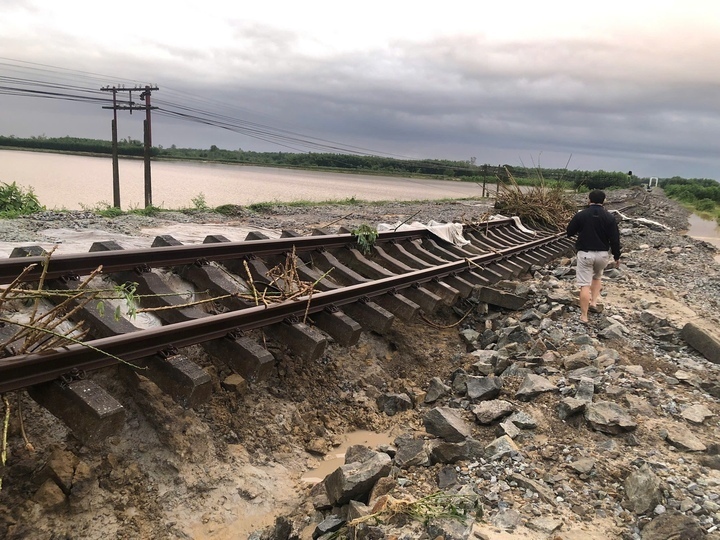 Khu gian đường sắt Sa Lung (Quảng Trị) - Đồng Hới (Quảng Bình) bị hư hại nghiêm trọng. (Ảnh: MXH)