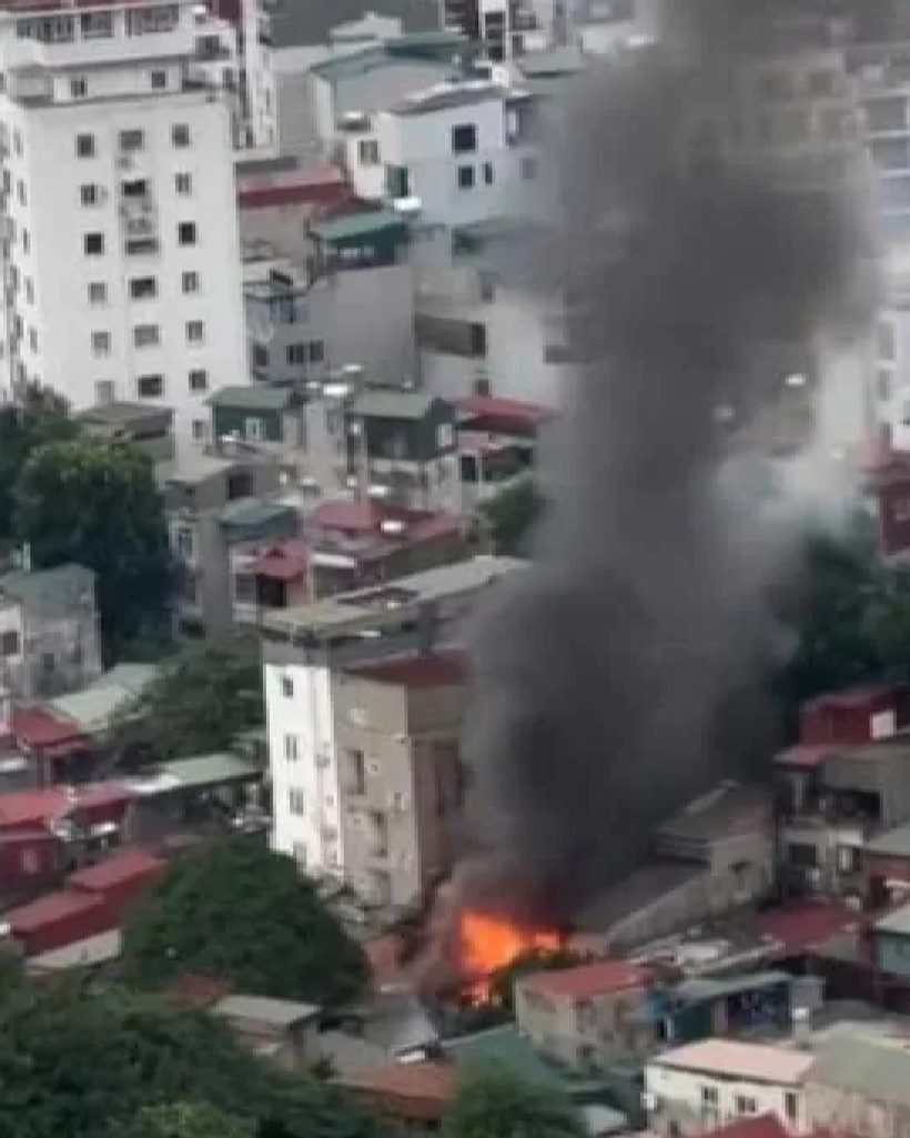 Vụ cháy kèm khói đen bốc ngùn ngụt giờ tan tầm khiến giao thông tại đây tê liệt. Ảnh: Bạn đọc cung cấp. Ảnh: Sao Star