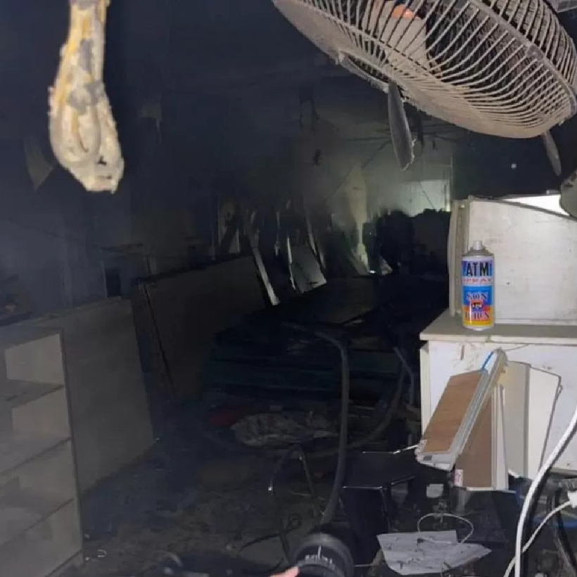 Bên trong hiện trường vụ cháy, nhiều tài sản trong cơ sở bị thiêu rụi. Ảnh: Công thương