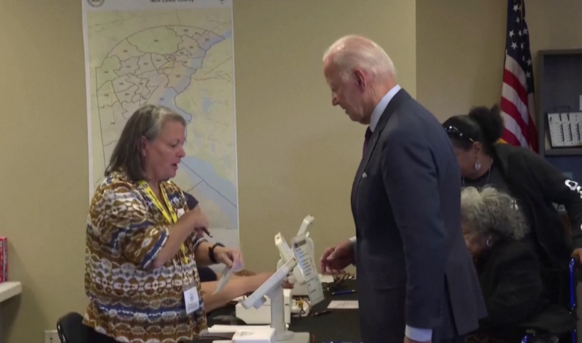 Tổng thống Mỹ Joe Biden đi bỏ phiếu sớm.