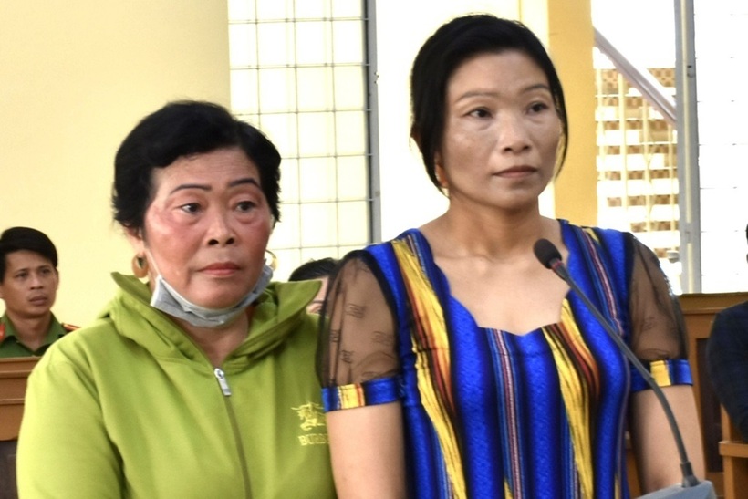 Sơn Thị Hồng (phải) và Lê Kim Hiền tại tòa. Ảnh: Dân Trí