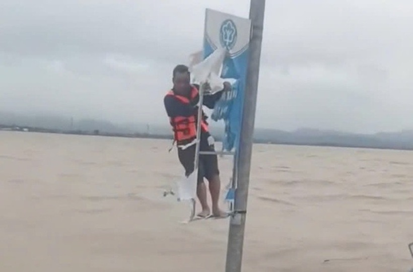 Giải cứu người đàn ông ôm cột đèn 12 tiếng giữa "biển nước" ở "rốn lũ" Lệ Thủy. Ảnh: Người lao động