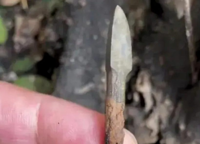 Tưởng là đồ bỏ đi, lão nông không ngờ vật gỉ sét ông đào được có thể mang lại hàng tỷ đồng. Ảnh: Baijiahao