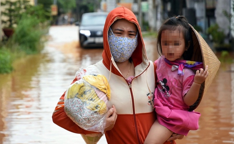 Cơn mưa lớn kéo dài từ ngày 28/10 đến rạng sáng 29/10 khiến nước sông Buông dâng cao gây ngập lụt cho hàng trăm hộ dân tại các khu phố Tân Lập, Tân Cang, Miễu, Vườn Dừa… (phường Phước Tân, TP.Biên Hòa, Đồng Nai). Nhiều người không thể rời khỏi nhà vì nước ngập sâu và chảy rất xiết. Nhà bị nước tràn vào ngập sâu hơn bụng, người phụ nữ phải bế con ra ngoài tránh lũ.