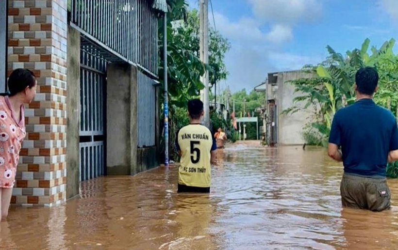 Trước tình trạng ngập lụt trên diện rộng, Điện lực Long Thành đã cắt điện khoảng 200 hộ dân tại khu phố Miễu (phường Phước Tân) để đảm bảo an toàn cho người dân nơi đây.