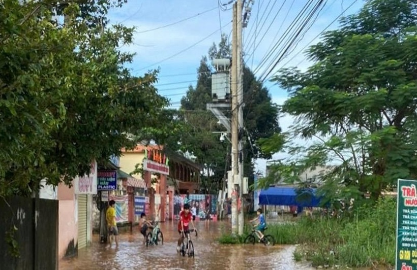 Ngoài ra, Đội Cảnh sát phòng cháy, chữa cháy và cứu nạn, cứu hộ Công an thành phố Biên Hòa cũng đang điều động lực lượng và phương tiện đến phường Phước Tân để sẵn sàng cứu nạn, cứu hộ.