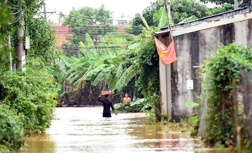 Cơ quan chức năng cắm biển cảnh báo và phân công, bố trí lực lượng chốt chặn, canh phòng tại các khu vực nguy hiểm, không để người dân đi lại vào khu vực đang bị ngập.
