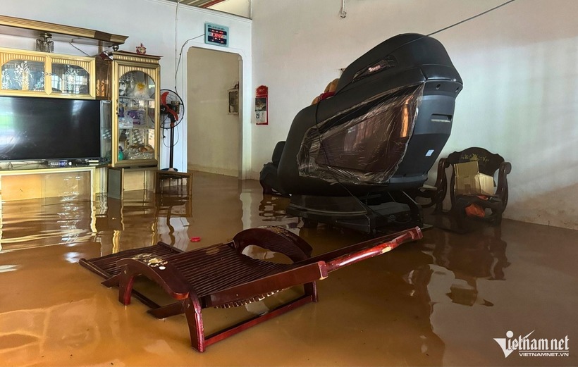Nước ngập tràn vào nhà dân, hư hỏng nhiều tài sản. Ảnh: VietNamnet