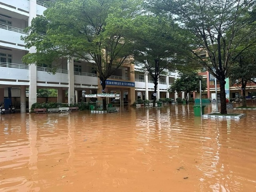 Trường THCS Phước Tân 1 ngập hơn nửa mét. Ảnh: Người lao động