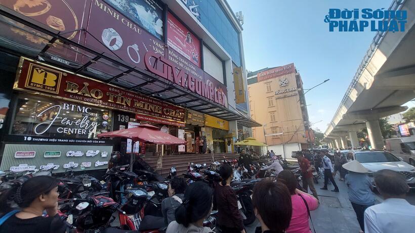 Nhiều người dân xếp hàng chờ mua vàng trước cửa hàng Bảo Tín Minh Châu cơ sở Cầu Giấy, Hà Nội. Hình ảnh ghi nhận ngày 23/10/2024.
