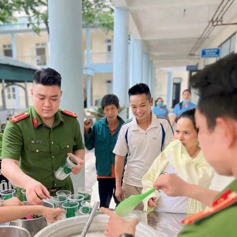 Cán bộ, chiến sĩ Công an huyện Đà Bắc phát cháo cho bệnh nhân, thân nhân người bệnh tại Trung tâm y tế huyện.