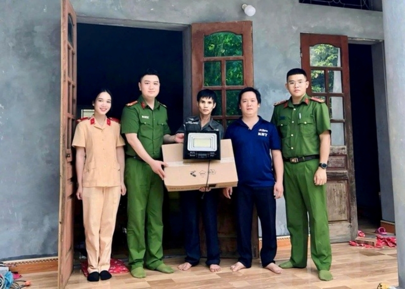 Cán bộ chiến sĩ Công an huyện Đà Bắc lắp đặt đèn điện chiếu sáng bằng pin năng lượng mặt trời cho các hộ gia đình.