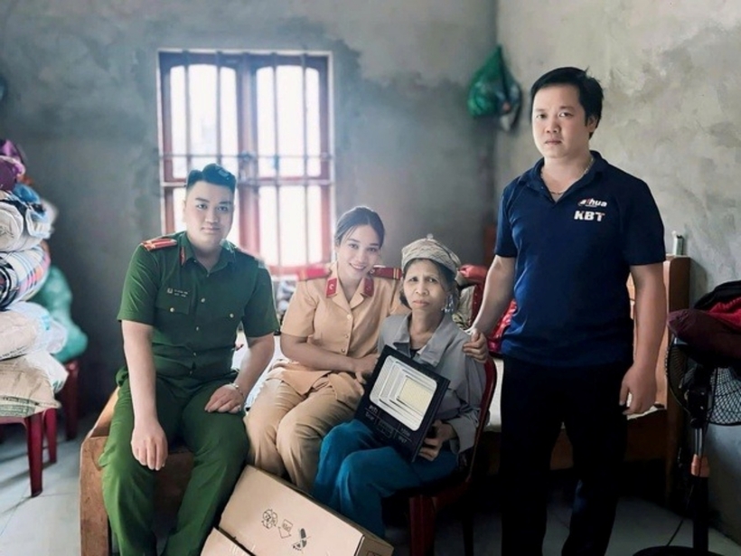 Đoàn viên thanh niên Công an huyện Đà Bắc trao đèn điện và quà tặng cho hộ bà Bùi Thị Lịch, xóm Mè, xã Tú Lý, Đà Bắc.