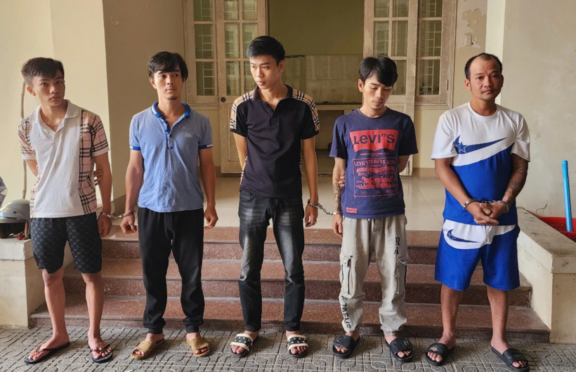 5 đối tượng bị Công an huyện Hòa Vang khởi tố do nổ súng tấn công người khác. Ảnh: Giao Thông