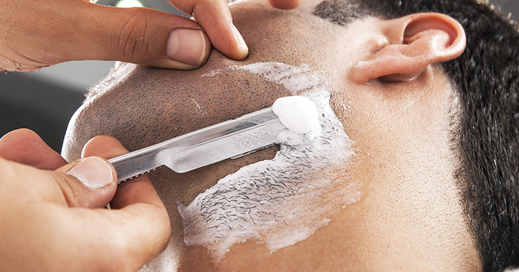 Kem cạo râu hết hạn có thể giúp làm sạch bụi bẩn và dầu mỡ.