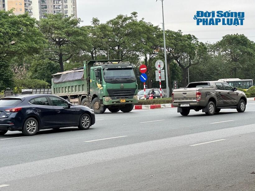 Các phương tiện này chở hàng "có ngọn", di chuyển bất cấp biển cấm