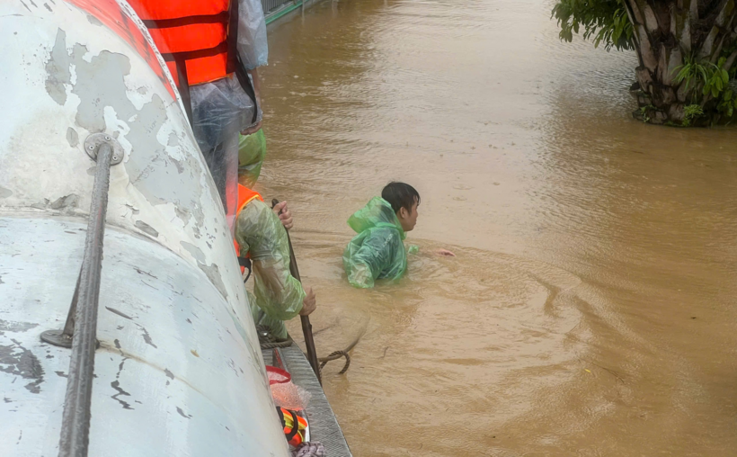 Chính quyền và lực lượng chức năng dùng thuyền, ca nô tiếp cận các vùng ngập sâu để sơ tán dân.