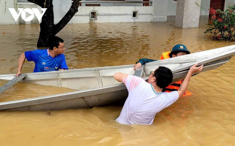 Người dân dùng thuyền di chuyển trong lũ