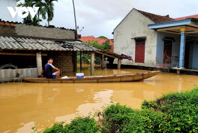 Người dân dùng thuyền di chuyển trong lũ