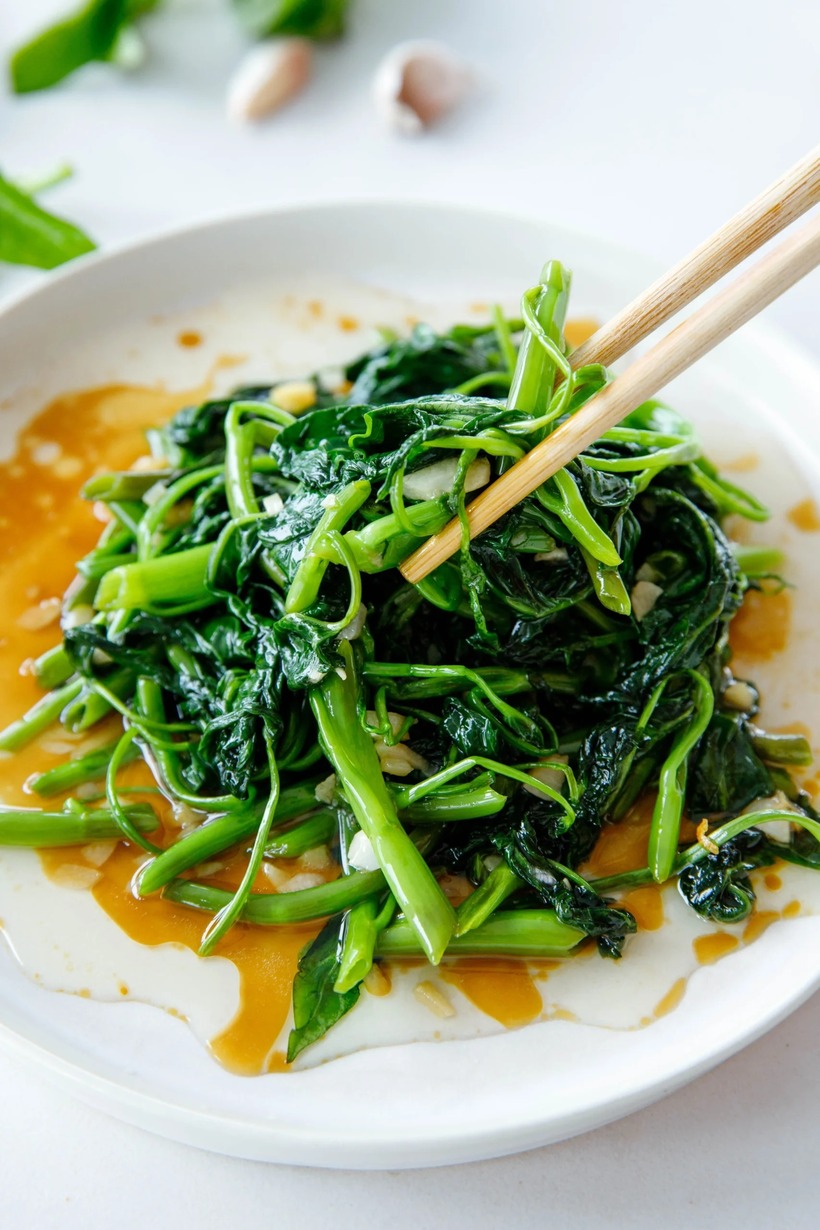 Rau muống chứa hàm lượng oxalate cao, khi được hấp thụ vào cơ thể dễ kết tủa ở thận tạo sỏi.