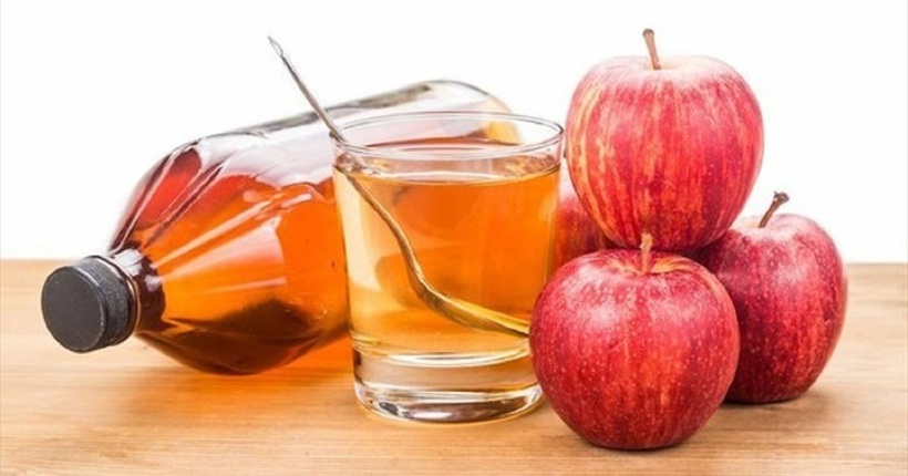 Uống giấm táo bằng ống hút để hạn chế tiếp xúc với răng.