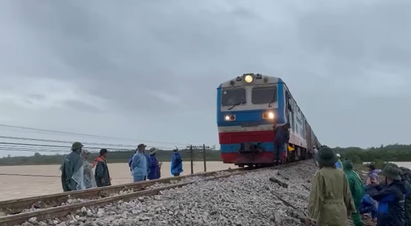 Chuyến tàu hàng đầu tiên chạy Ga Sa Lung lúc 15h33 để kiểm tra đường