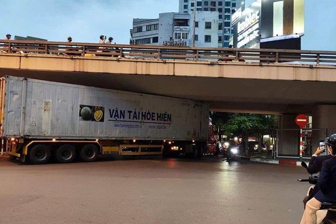 Xe container chạm gầm cầu vượt Ngã Tư Sở. Ảnh: Lao Động