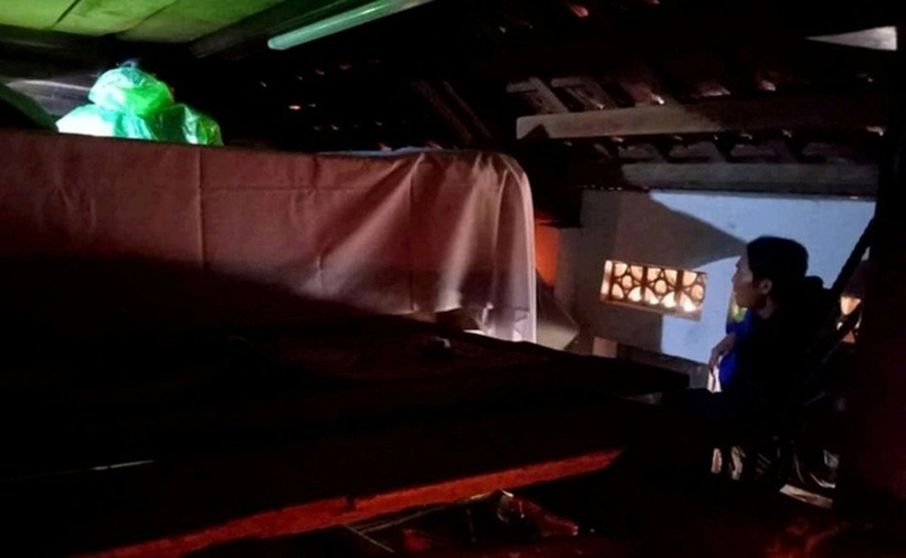 Quan tài được đưa lên sát mái nhà tránh lũ. Ảnh: VTC News