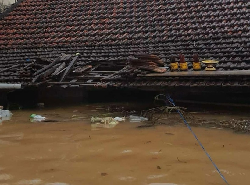 Hình ảnh nước ngập sâu ở Lệ Thủy. Ảnh: Dân Trí