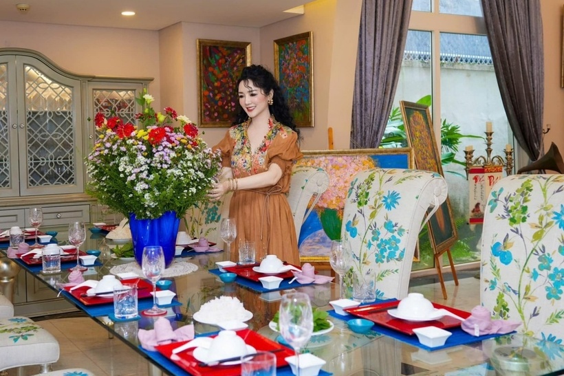 Cách đây không lâu, Hoa hậu Giáng My đã tổ chức buổi tiệc riêng tư, ấm cúng tại nhà, mừng tuổi mới 6 người bạn thân cùng sinh vào tháng 10. Qua đó, một vài góc trong căn biệt thự của nàng Hậu được hé lộ.