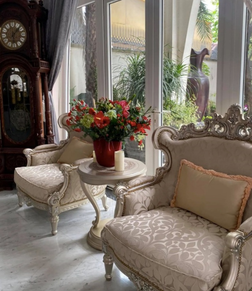 Căn biệt thự này có 4 tầng, được thiết kế theo phong cách cổ điển và trang hoàng lộng lẫy, trông không khác nào khách sạn 5 sao.