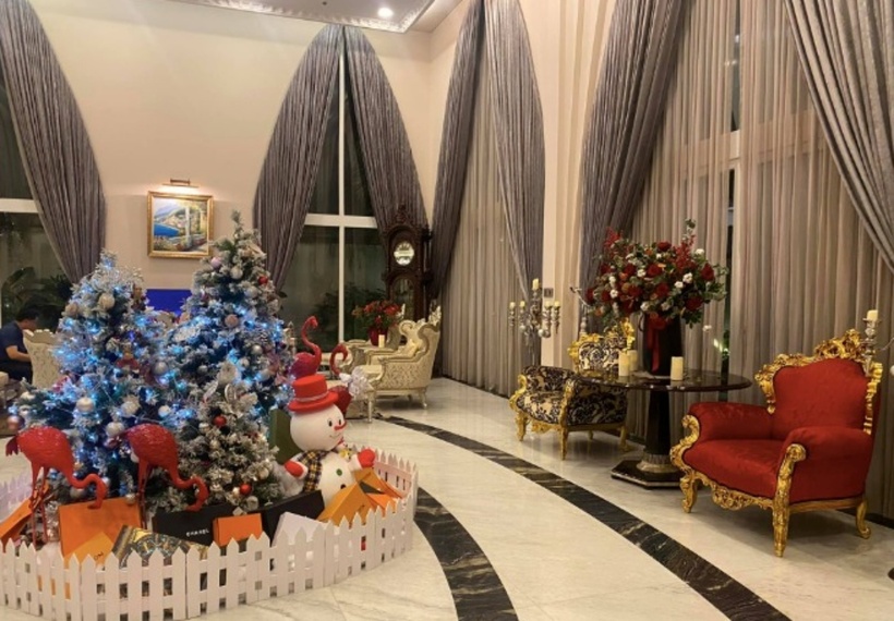 Phòng khách vô cùng rộng rãi với sức chứa khoảng 200 người. &nbsp;Đây là nơi Giáng My thường tổ chức tiệc vào các dịp lễ, Tết hay sinh nhật, mời bạn bè là doanh nhân, nghệ sĩ tới chơi.