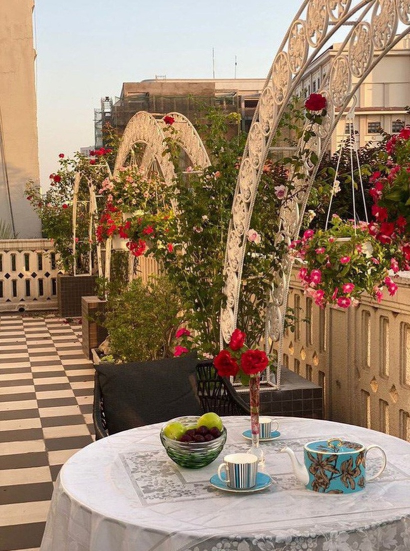 Giáng My dành khá nhiều tâm huyết đề bài trí, sắp xếp nội thất trong biệt thư. Cô cũng cho lắp thang máy trong suốt bằng kính để tiện di chuyển giữa các tầng.