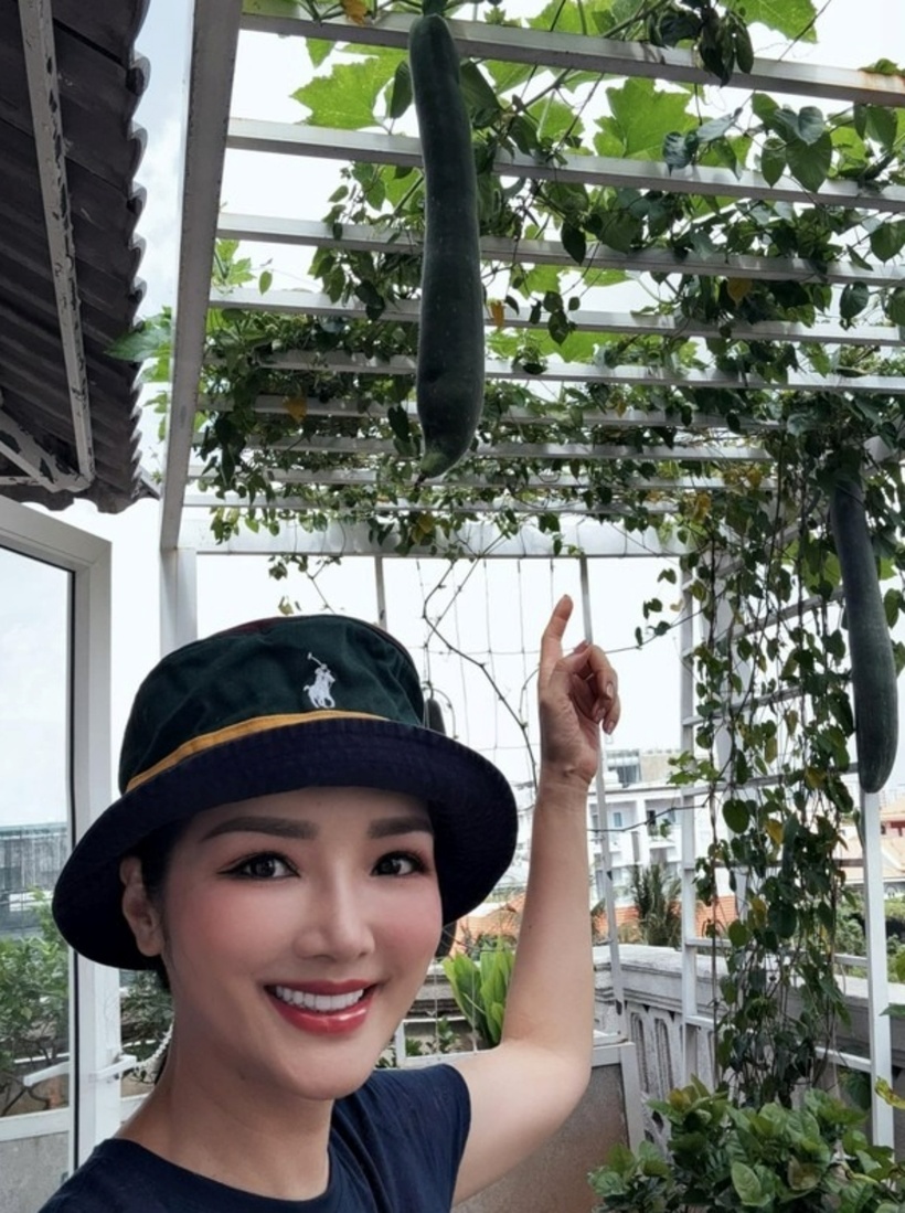 Trên tầng cao nhất, Giáng My trồng nhiều loại hoa và cây cảnh để tạo không gian xanh. Mỗi tối rảnh, cô thường lên sân thượng để thư giãn, uống trà. Được biết, khu vực sân thượng trong biệt thự của Giáng My rộng 200m2.