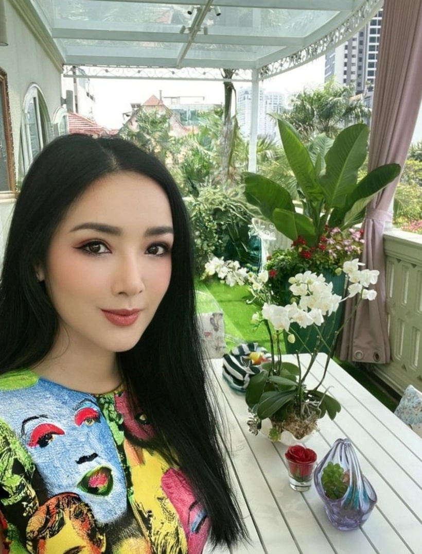 Một góc ban công được Giáng My sắp xếp như quán cà phê với view thành phố tuyệt đẹp.