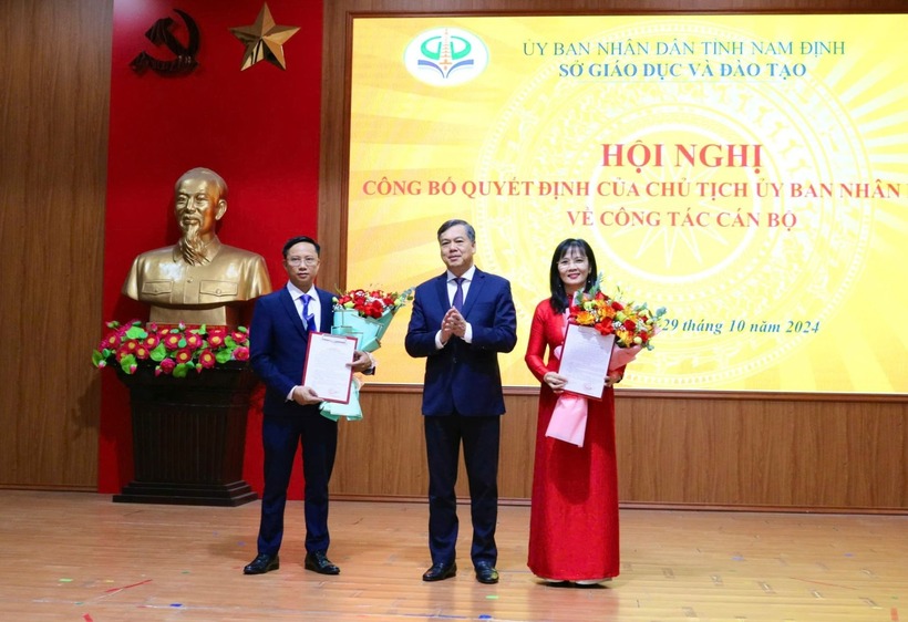 Ông Trần Lê Đoài, Phó Chủ tịch UBND tỉnh Nam Định trao quyết định bổ nhiệm cho ông Bùi Văn Khiết và bà Nguyễn Thị Minh Nguyệt. Ảnh: Thương hiệu & Công luận