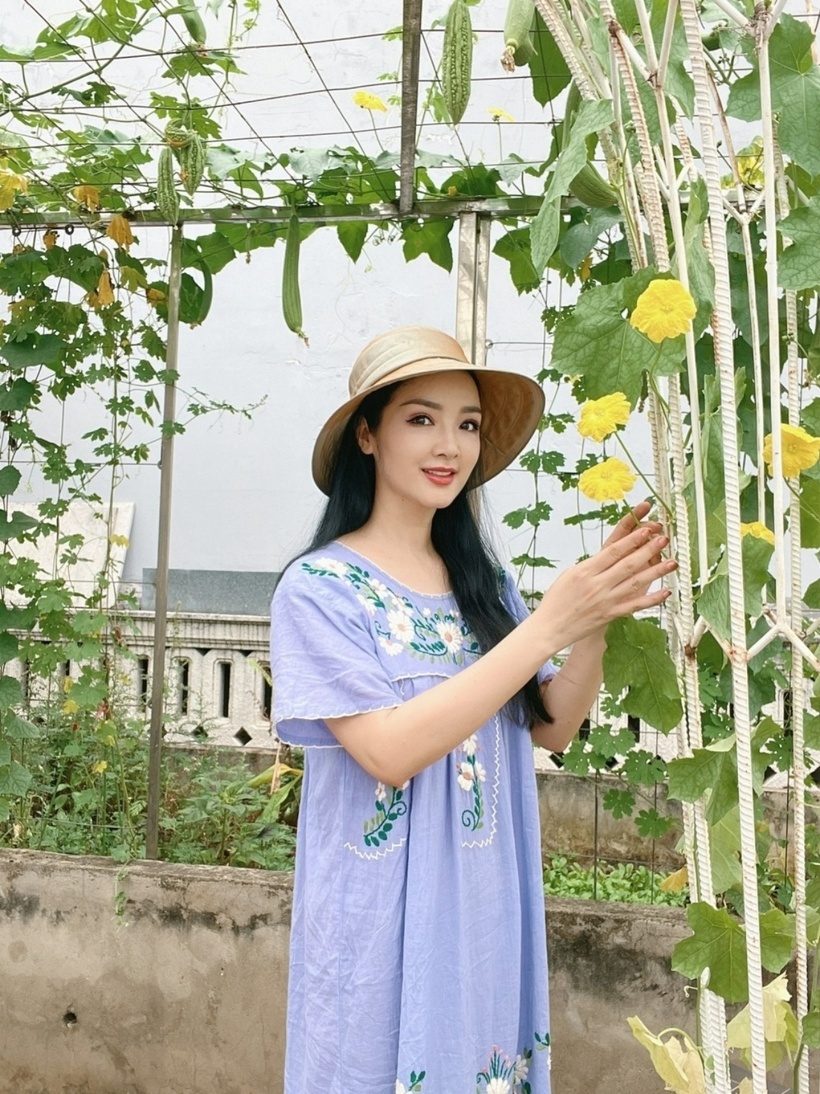 Mỗi sáng Giáng My sẽ thức dậy sớm, dành khoảng 30 phút để tưới nước, bắt sâu cho hoa, đồng thời thu hoạch những trái chín và cắt tỉa các bông hoa đã đến kỳ nở rộ. Công việc vừa mang cho cô niềm vui vừa có nguồn rau sạch sử dụng cho gia đình.