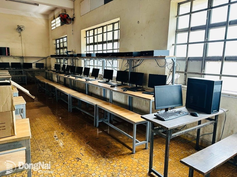 Phòng máy tính nước đã rút hết. Ảnh: Báo Đồng Nai