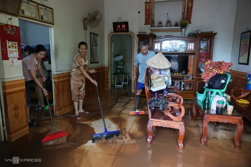 Nhà ông Nguyễn Nhật Đệ ngập bùn sau khi nước rút. Ảnh: VnExpress