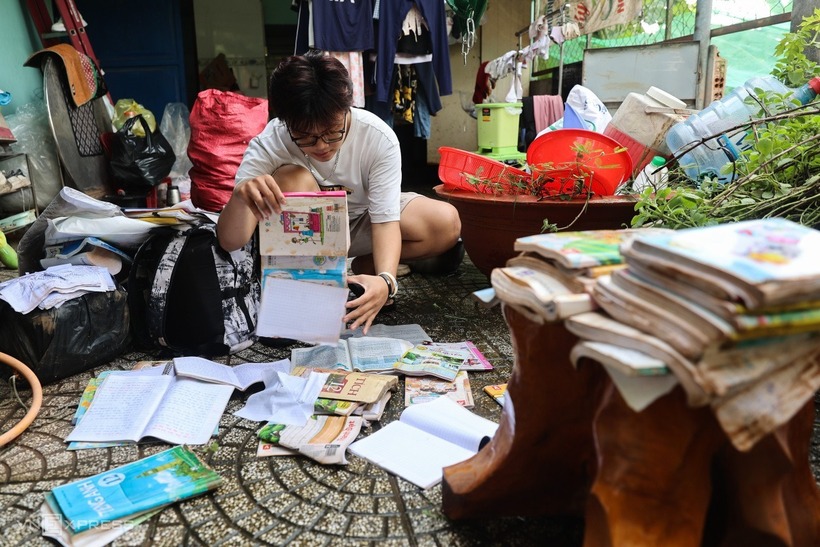 Nước lũ tràn về khiến nhiều vật dụng của người dân bị hư hỏng. Ảnh: VnExpress