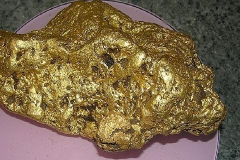 Khối vàng 7 tỷ đồng suýt bị người đàn ông vứt đi. Ảnh: The Local DK